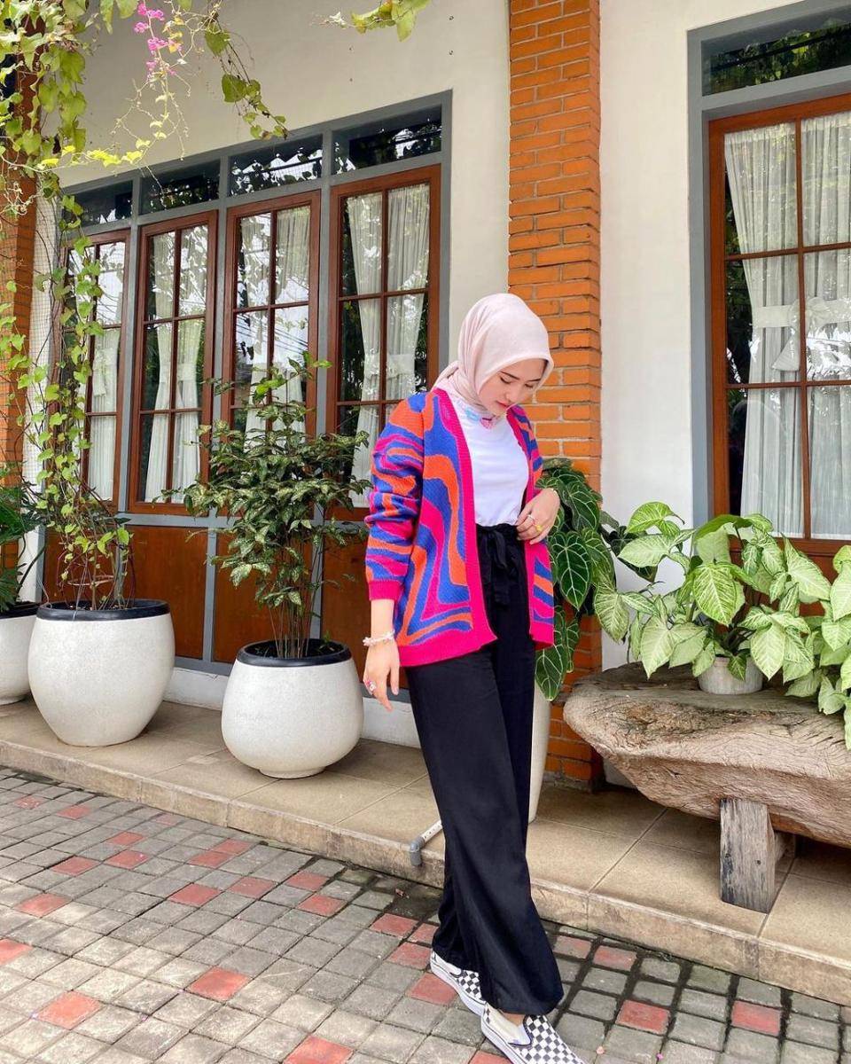 inspirasi OOTD cewek kue ala Intan Ghazella (instagram.com/intanghazll_)