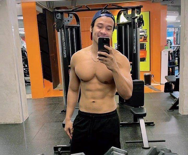 Chicco Jerikho telanjang dada (Instagram.com/chicco.jerikho)