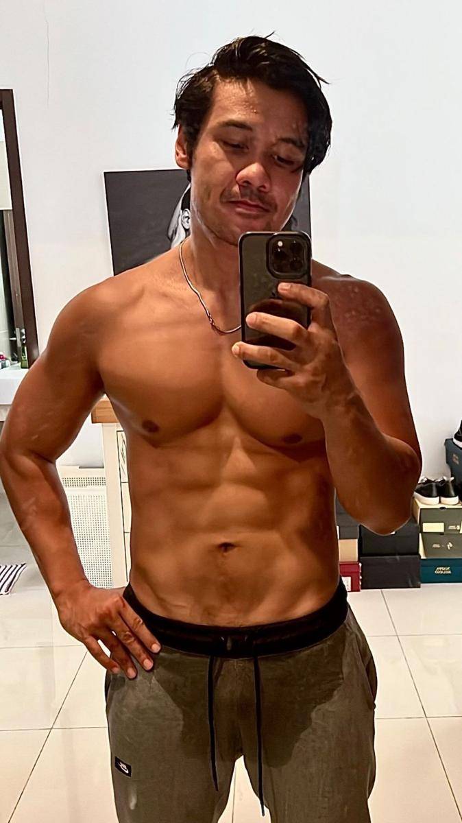 Chicco Jerikho telanjang dada (Instagram.com/chicco.jerikho)