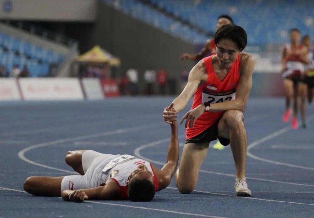 Viral Pelari Singapura Beri Air untuk Atlet Indonesia
