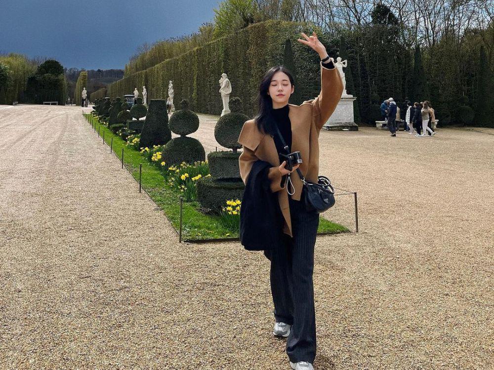 7 Potret Keseruan Roh Yoon Seo Liburan ke Paris, Chill Banget!