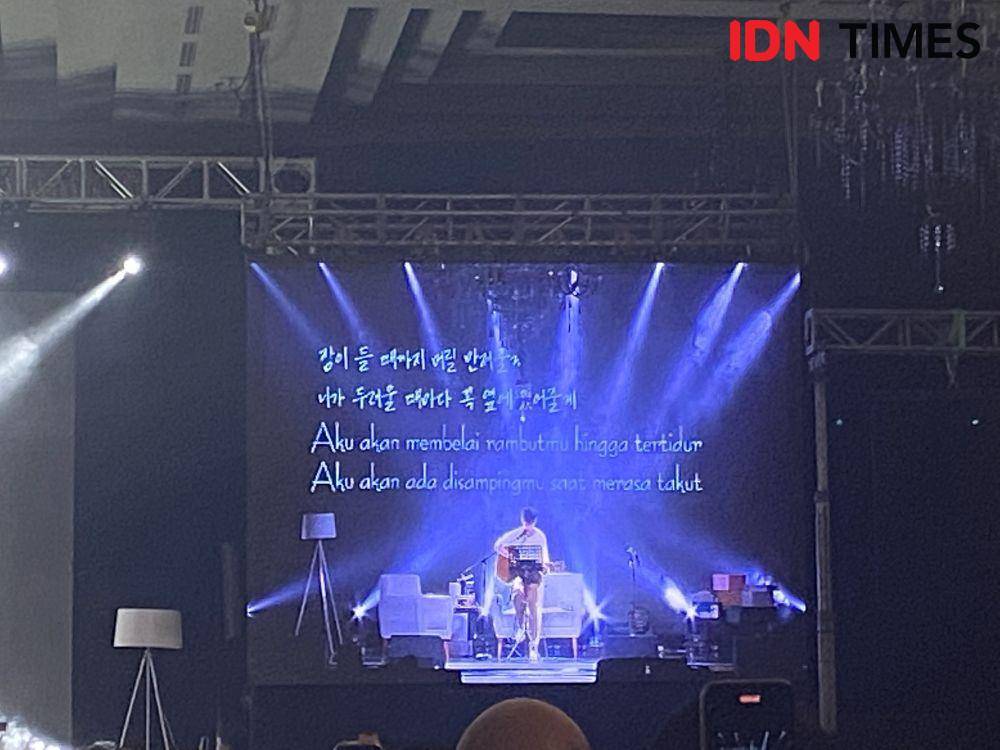 Young Dae tampil nyanyi di fan meeting (dok.IDN Times/Stephanie Risyana)
