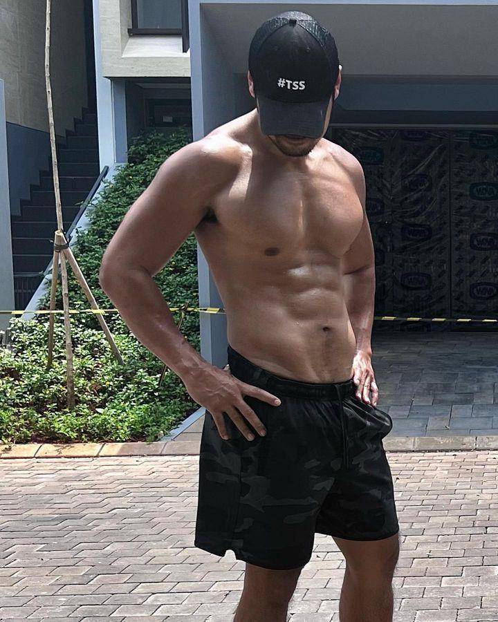 Chicco Jerikho telanjang dada (Instagram.com/chicco.jerikho)