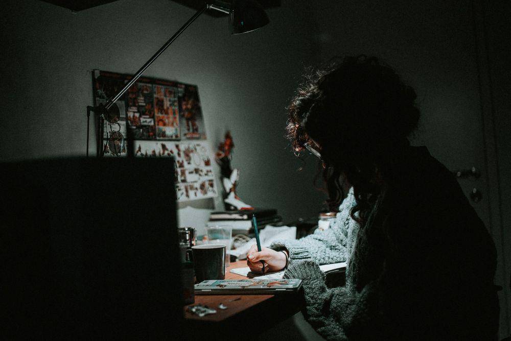 ilustrasi belajar (unsplash.com/Daniel Chekalov)