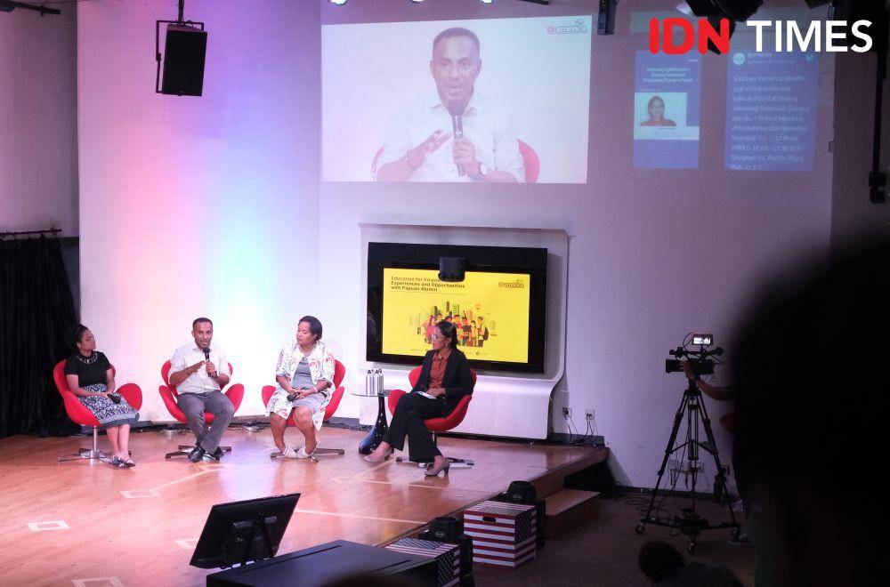 Alumni Program Beasiswa CCI membagikan pengalamannya saat belajar di AS, usai penandatanganan MoU antara PT Freeport Indonesia (PTFI) The American Indonesian Exchange Foundation (AMINEF), Jakarta (12/5). (IDN Times/RidhoFauzan)