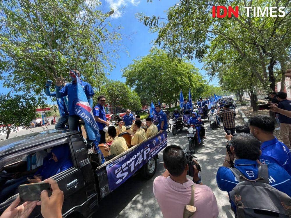 Rombongan DPD Partai Demokrat Provinsi Aceh ketika mendaftarkan bacaleg ke KIP Aceh. (Dokumentasi Iskandar untuk IDN Times)
