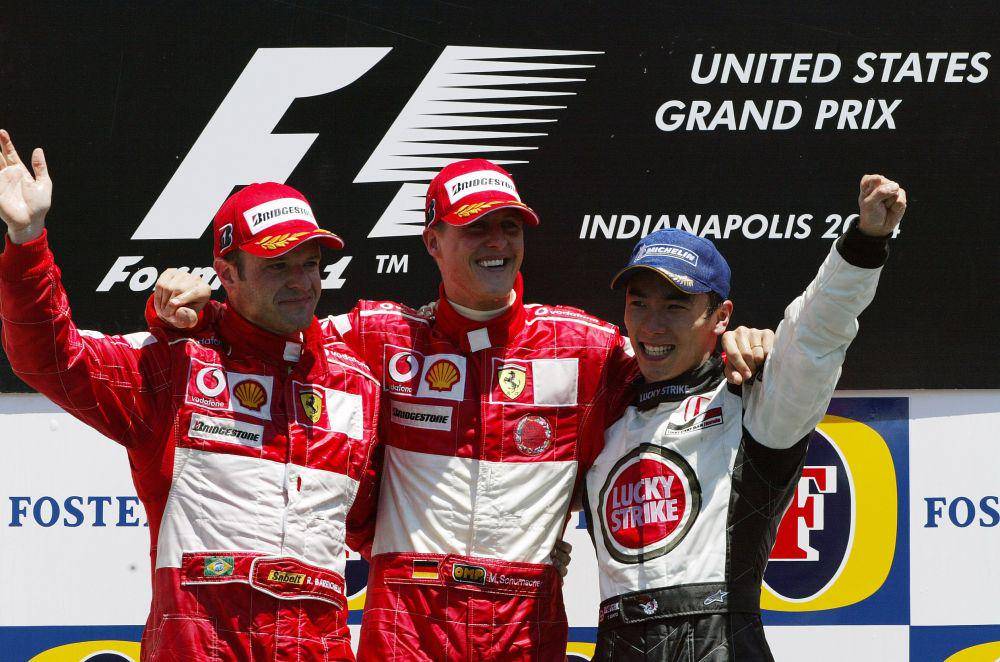 foto podium GP Amerika Serikat 2004: Rubens Barrichello (podium kedua), Michael Schumacher (podium pertama), dan Takuma Sato (podium ketiga) (twitter.com/F1)