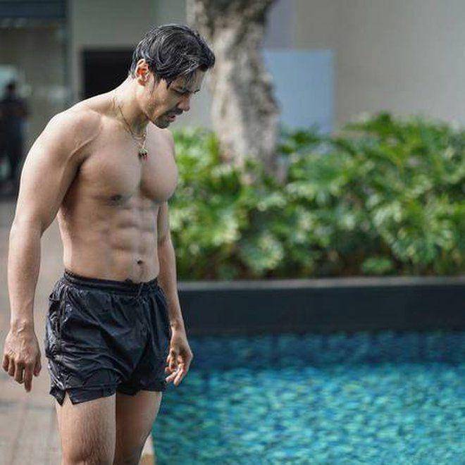 Chicco Jerikho telanjang dada (Instagram.com/chicco.jerikho)