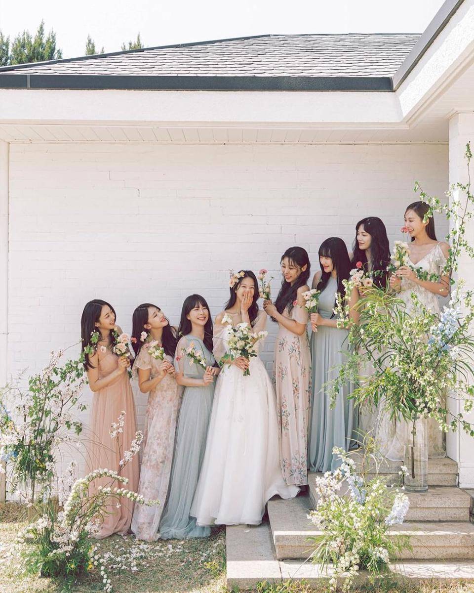 bridesmaids photoshoot Minha 9Muses (instagram.com/blossomh_)