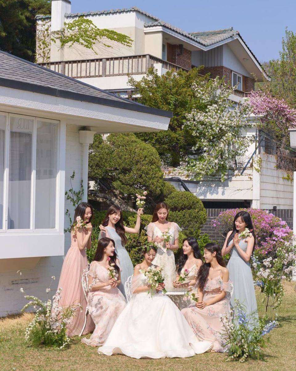 bridesmaids photoshoot Minha 9Muses (instagram.com/blossomh_)