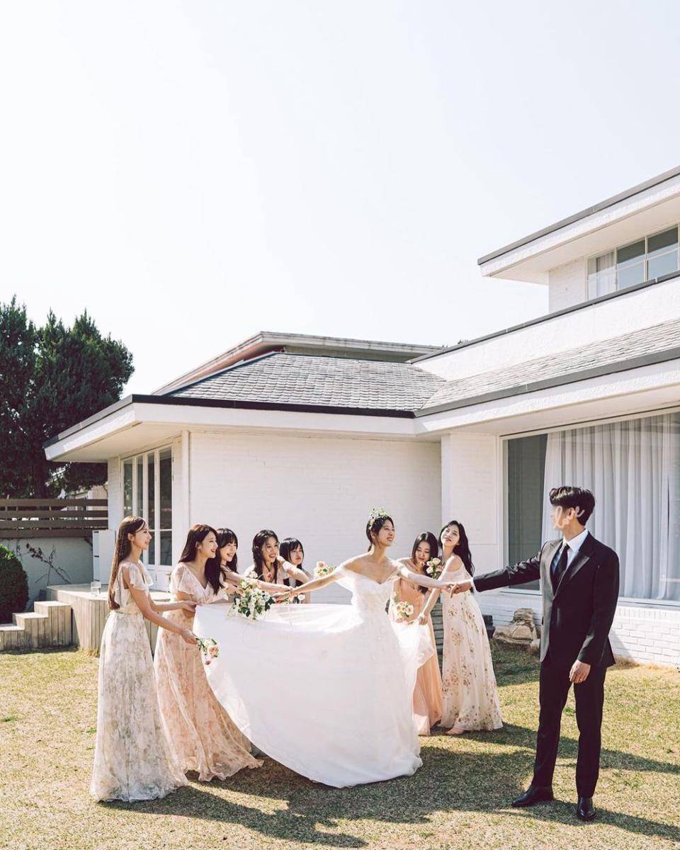 bridesmaids photoshoot Minha 9Muses (instagram.com/blossomh_)