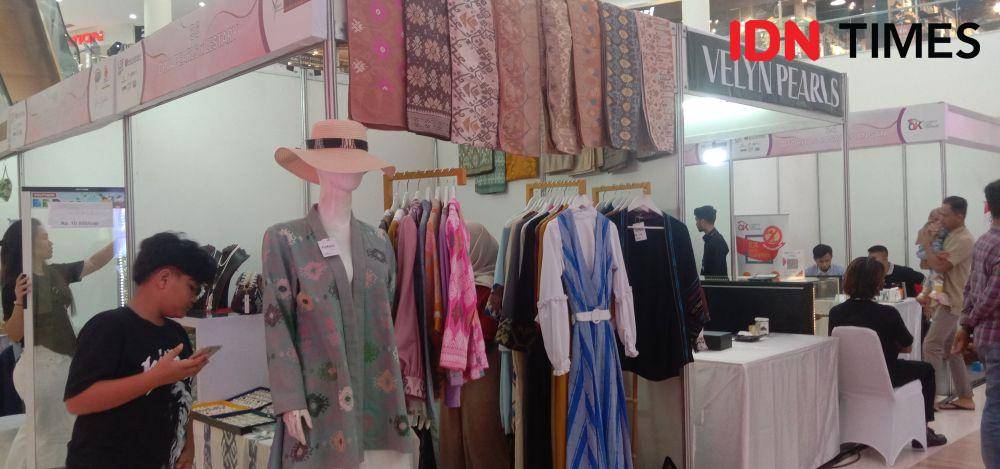 Produk fashion dari tenun NTB. (IDN Times/Muhammad Nasir)