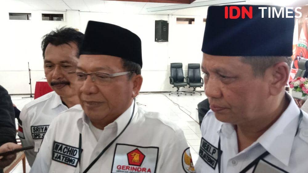 Ketua Gerindra Jateng Abdul Wachid bersama Sekretaris Sriyanto Saputro dan jajaran pengurus Gerindra usai mendaftarkan bacaleg di KPU Jateng. (IDN Times/Fariz Fardianto)