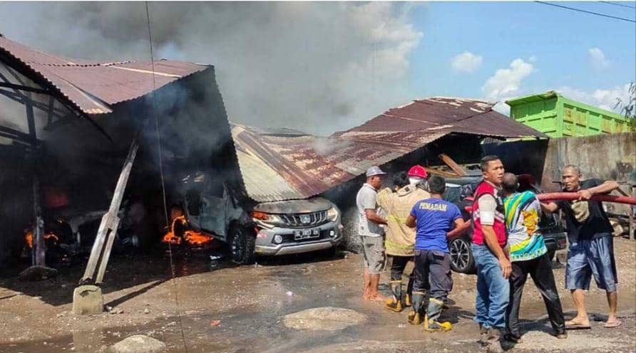 Kompresor Bengkel Tersambar Api, Sepuluh Mobil Berbagai Merek Terbakar