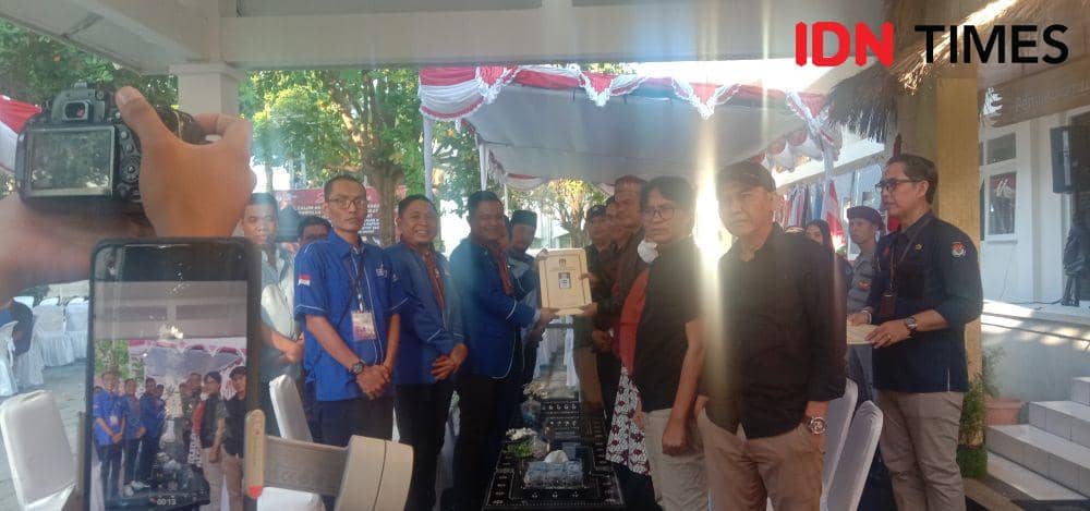 Penerimaan pendaftaran bacaleg DPRD NTB dari Partai Demokrat di Kantor KPU NTB, Sabtu (13/5/2023). (IDN Times/Muhammad Nasir)