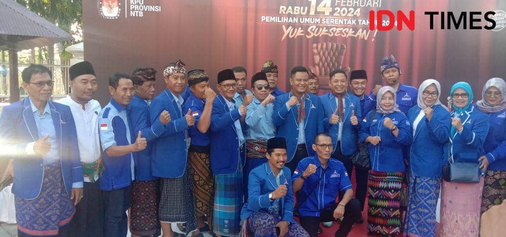 Bacaleg DPRD NTB dari Partai Demokrat saat melakukan pendaftaran ke KPU NTB, Sabtu (13/5/2023). (IDN Times/Muhammad Nasir)