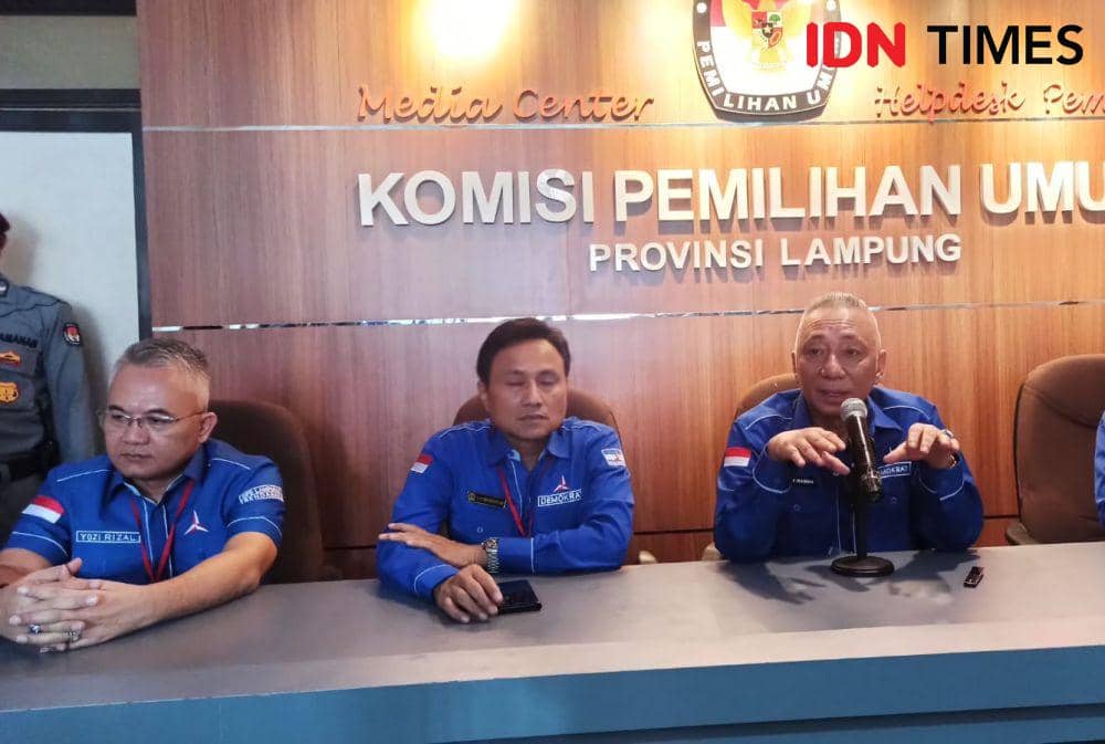 DPD Partai Demokrat konferensi pers usai serahkan pendaftaran Bacaleg ke KPU Lampung. (IDN Times /Tama Yudha Wiguna).