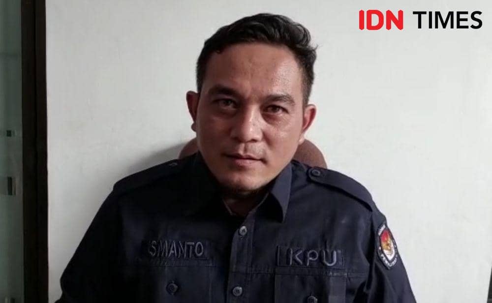 Komisioner KPU Lampung Bidang Teknis Penyelenggara, Ismanto saat dimintai keterangan. (IDN Times/Tama Yudha Wiguna).