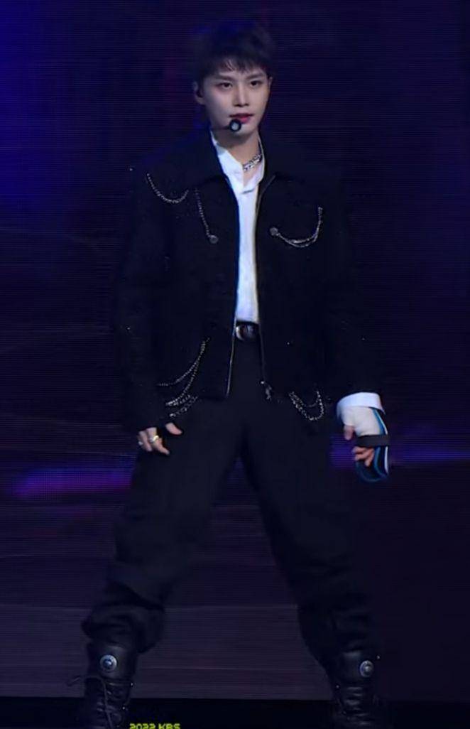 potret Taeil NCT memakai gips saat tampil di KBS Song Festival 2022 (youtube.com/KBS KPop)