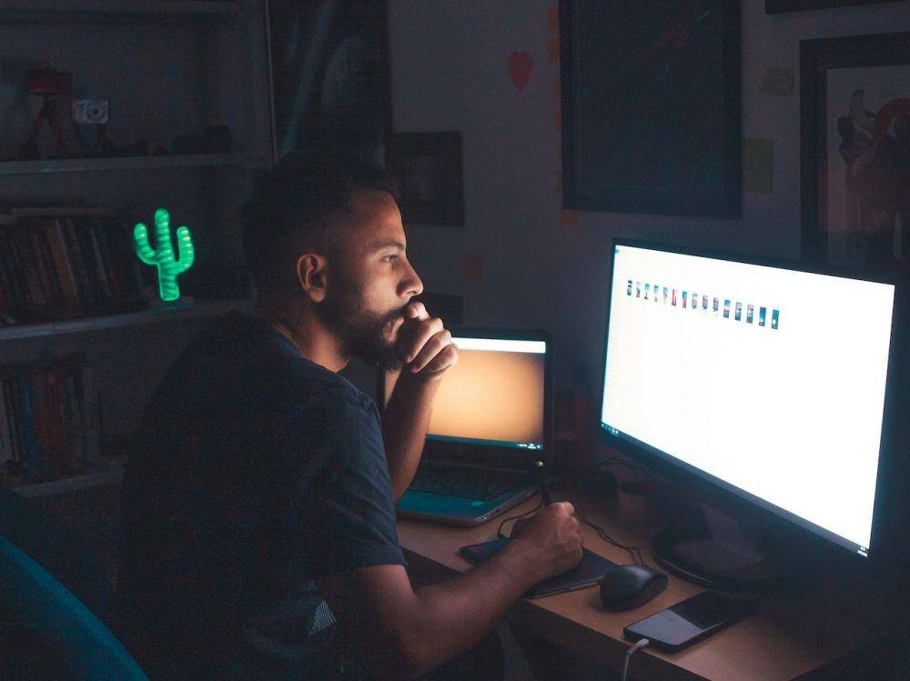 ilustrasi bekerja di malam hari (pexels.com/josue Verdejo)