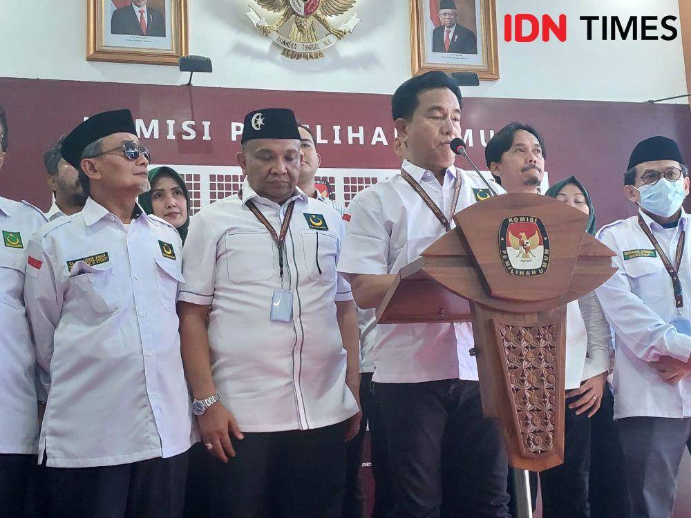 Ketua Umum Partai Bulan Bintang (PBB), Yusril Ihza Mahendra ketika memberikan keterangan pers di KPU usai menyerahkan berkas pencalegan pada Sabtu, 13 Mei 2023. (IDN Times/Santi Dewi)