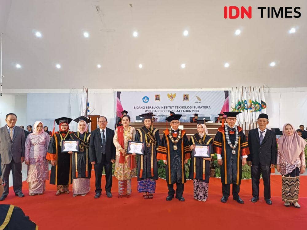 Sidang Terbuka Wisuda Periode ke-14 2023 di Aula Gedung Kuliah Umum (GKU) 1, Sabtu (13/5/2023). (IDN Times/Tama Yudha Wiguna).