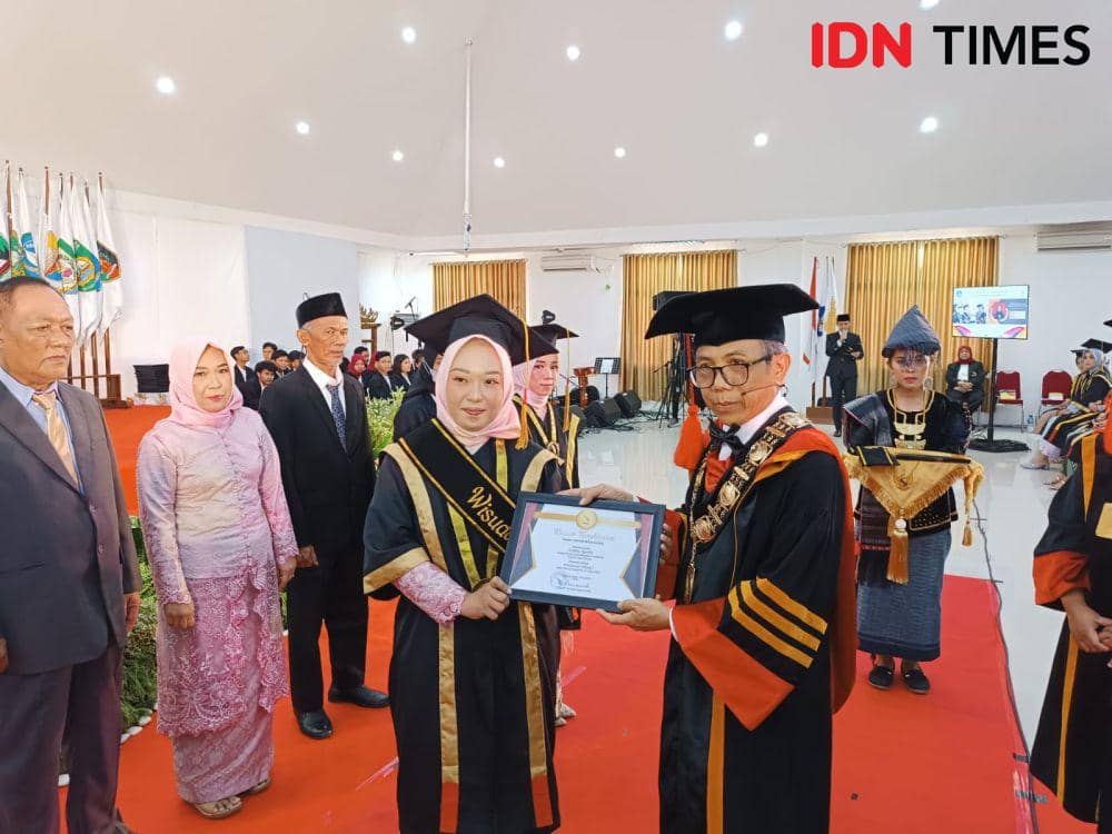 Sidang Terbuka Wisuda Periode ke-14 2023 di Aula Gedung Kuliah Umum (GKU) 1, Sabtu (13/5/2023). (IDN Times/Tama Yudha Wiguna).