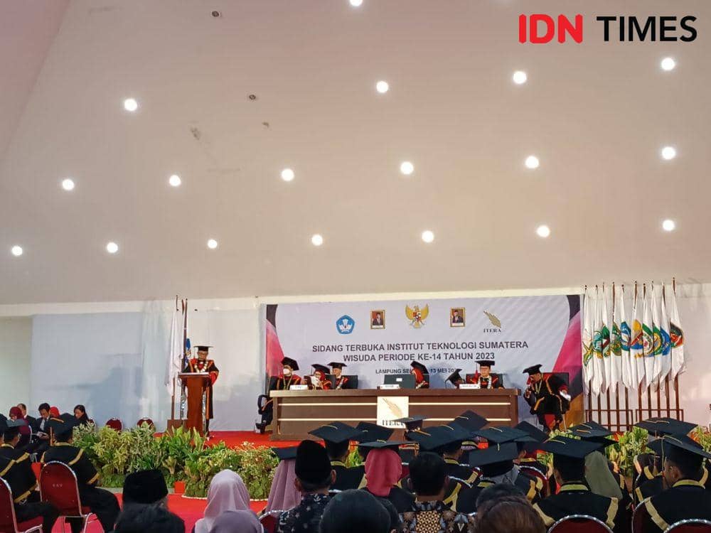 Sidang Terbuka Wisuda Periode ke-14 2023 di Aula Gedung Kuliah Umum (GKU) 1, Sabtu (13/5/2023). (IDN Times/Tama Yudha Wiguna).