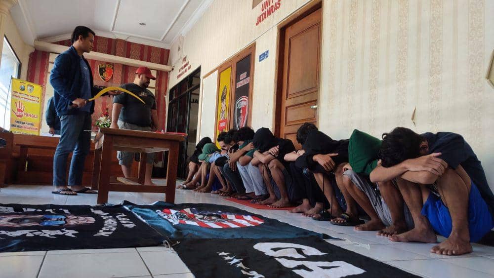 Viral, Gangster di Tuban Konvoi Bawa Celurit dan Pedang
