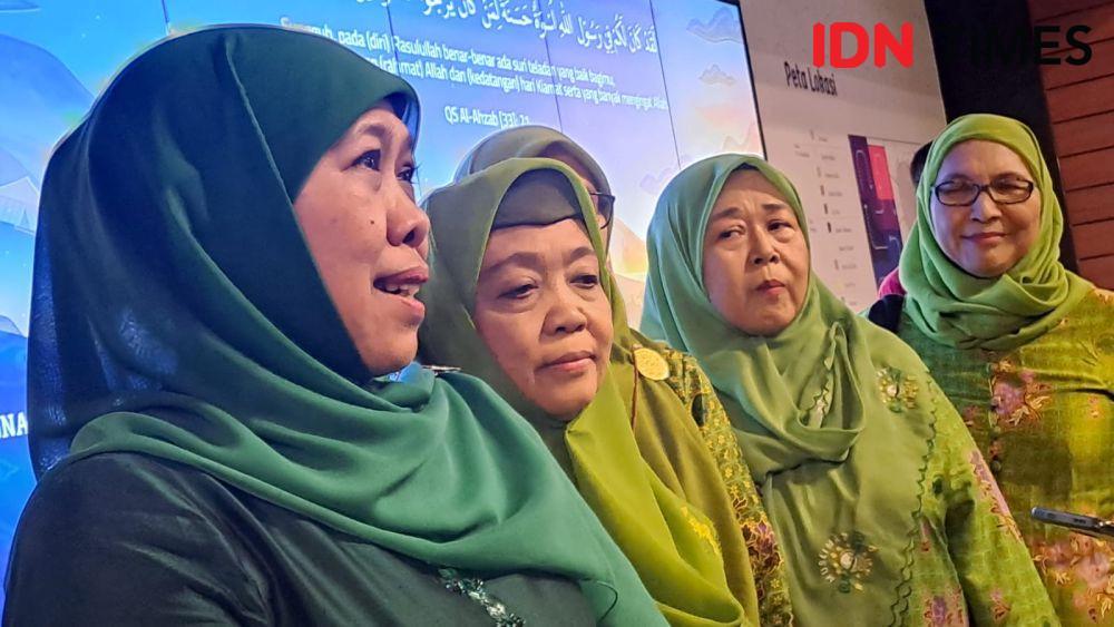 Khofifah Beri Penghargaan Jer Basuki Mawa Beya untuk Ridwan Kamil
