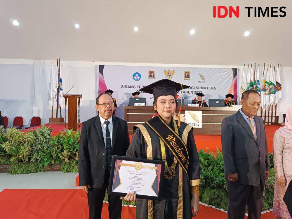 Regina Liviandari (21), mahasiswa lulusan Wisudawan Terbaik 1 ITERA. (IDN Times/Tama Yudha Wiguna).