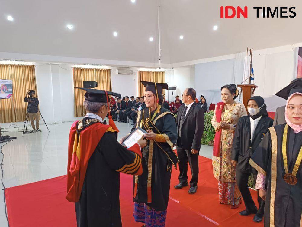 Regina Liviandari (21), mahasiswa lulusan Wisudawan Terbaik 1 ITERA. (IDN Times/Tama Yudha Wiguna).