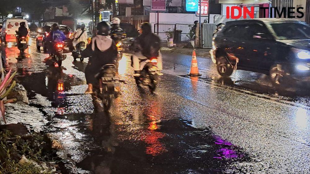 Kondisi Jalan di Kota Bandung Tidak Mulus, Berlubang, dan Becek!