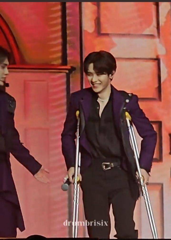 Kun WayV menggunakan gips saat fanmeeting di Jakarta (twitter.com/drumbrisix)
