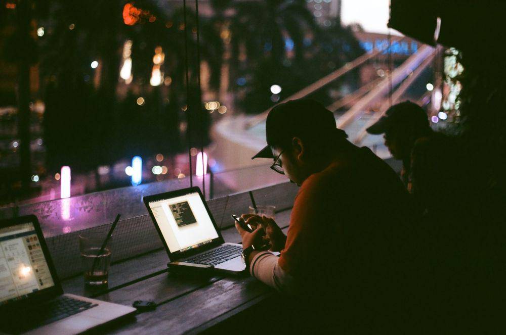 ilustrasi bekerja di malam hari (unsplash.com/Muhammad Raufan Yusup Helmhold)