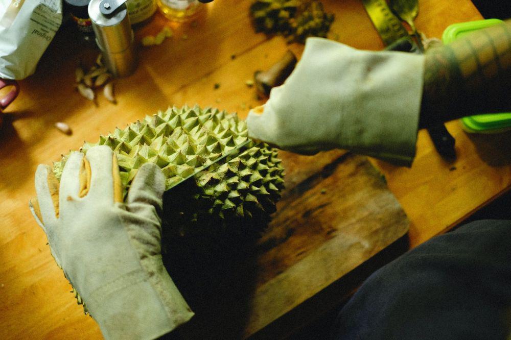 ilustrasi membelah buah durian (pexels.com/Alexey Demidov)