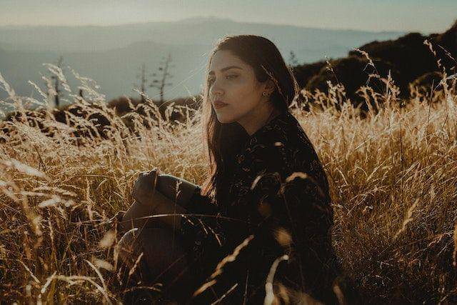 Ilustrasi wanita duduk (pexels.com/José Luis Photographer)