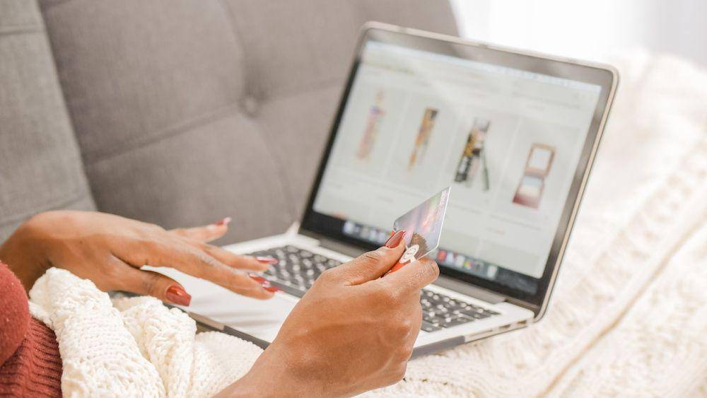 ilustrasi belanja online (pexels.com/Kindel Media)