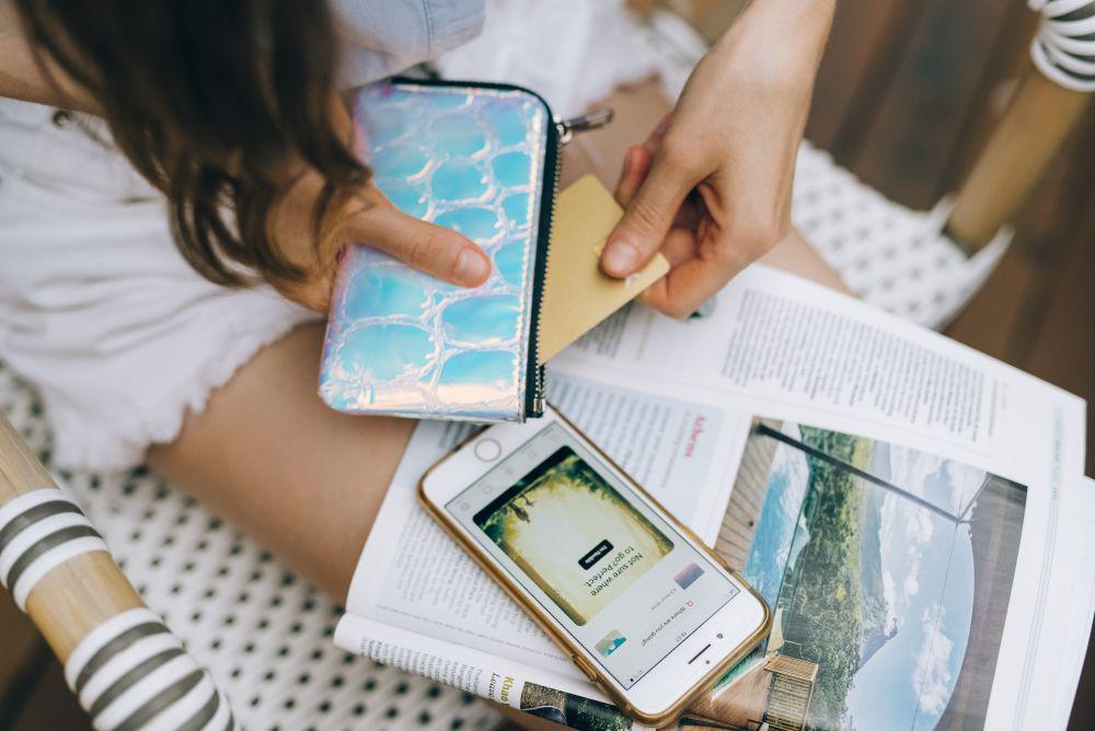 ilustrasi handphone dan dompet (pexels.com/Leeloo Thefirst)