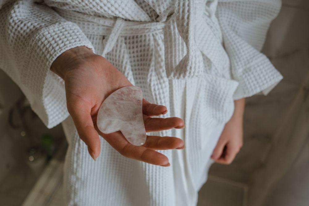 Ilustrasi gua sha setelah dibersihkan (pexels.com/Polina Kovaleva)