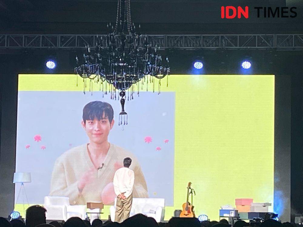 Young Dae menonton video yang dibuat oleh fans Indonesia (dok.IDN Times/Stephanie Risyana)