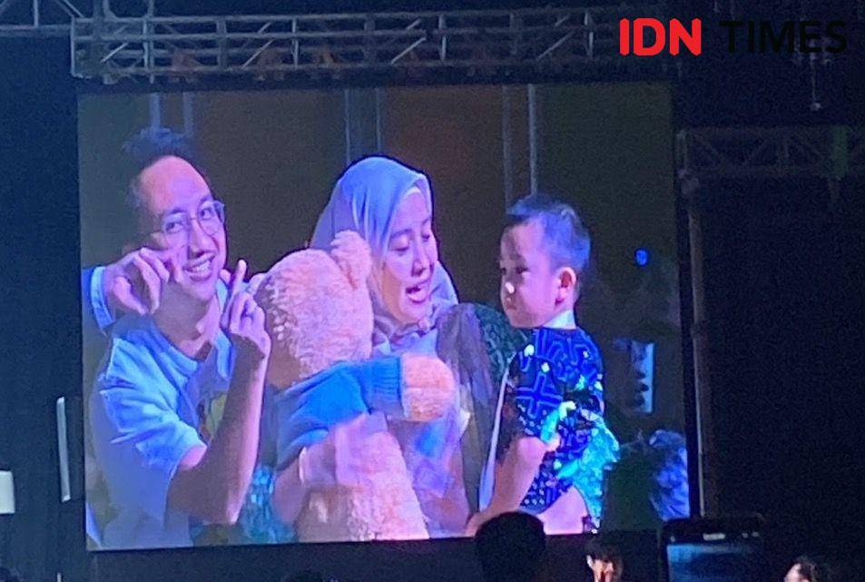 pemenang hadiah boneka dari Young Dae (dok.IDN Times/Stephanie Risyana)