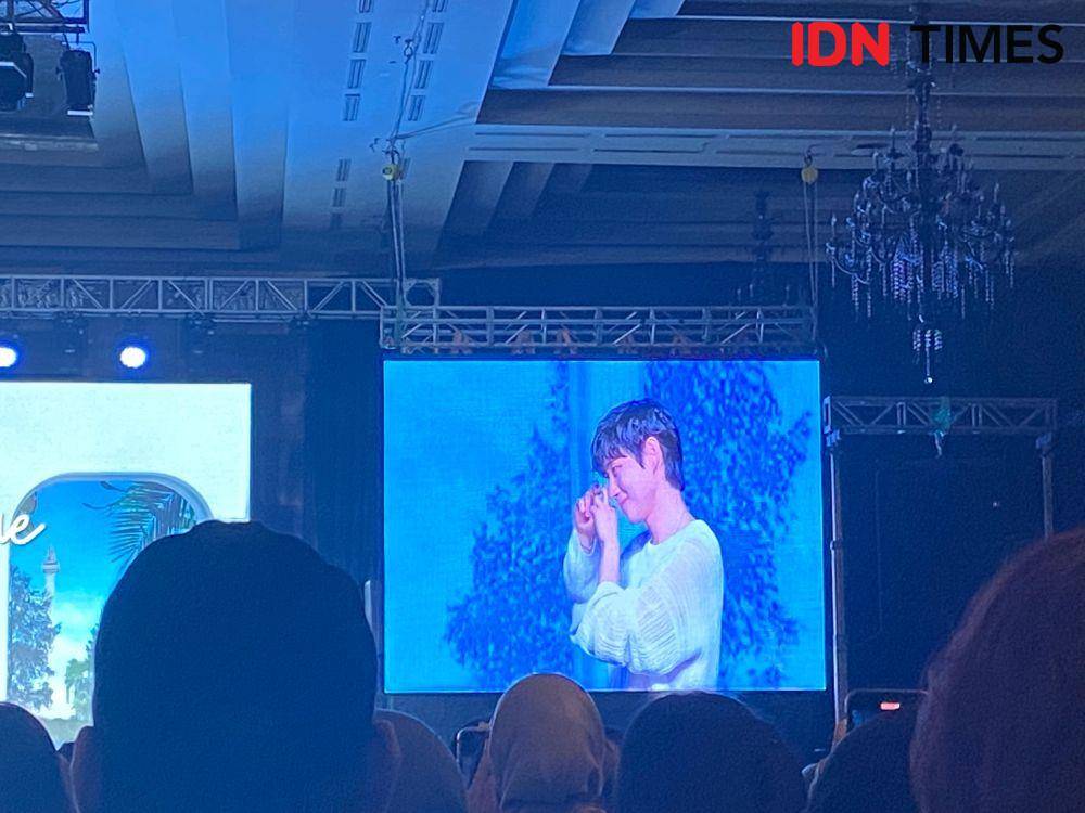 potret gemas Kim Dae Young saat difoto (dok.IDN Times/Stephanie Risyana)