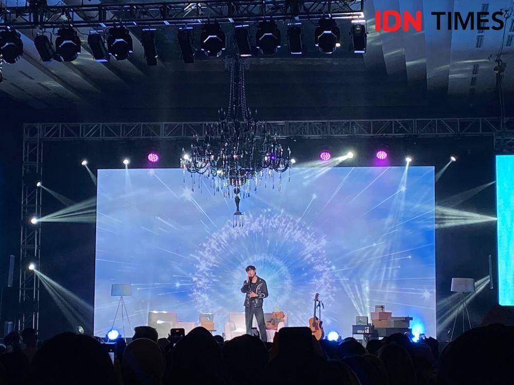 Young Dae nyanyi di fan meeting (dok.IDN Times/Stephanie Risyana)