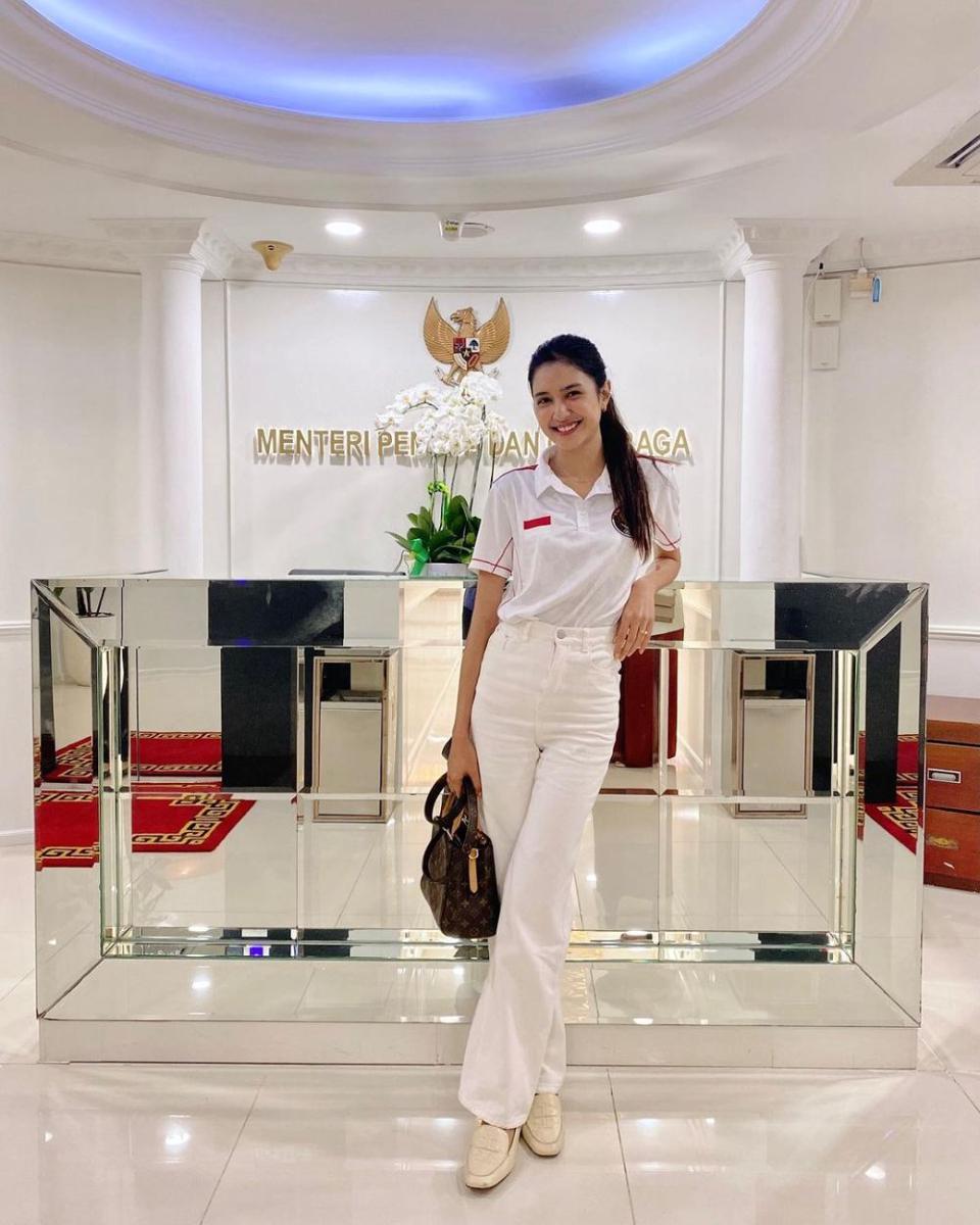 potret Mikha Tambayong tugas di Kemenpora (instagram.com/miktambayong)