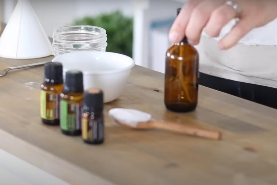 potret langkah kedua pembuatan aromatherapy spray (youtube.com/Our Oily House)