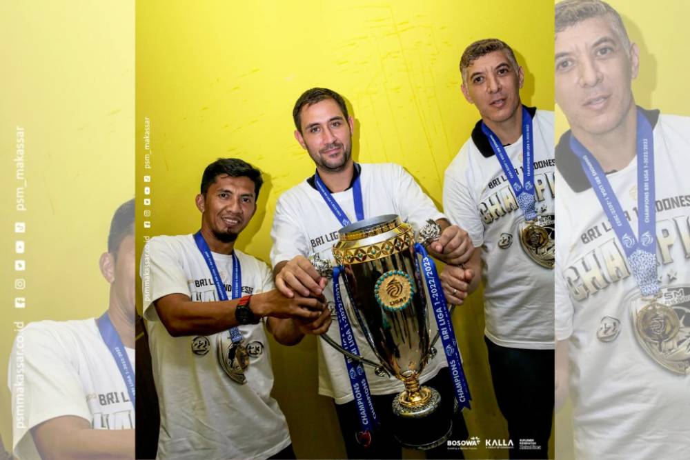 Staf pelatih PSM Makassar yakni Ahmad Amiruddin (kiri), Paulo Duarte (tengah) dan Ronald Fagundez (kanan) berpose dengan trofi Liga 1 2022-23. (Instagram.com/psm_makassar)