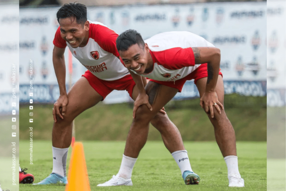 Bryan Cesar (kiri) dan Dallen Doke (kanan) dalam sesi latihan bersama PSM Makassar pada Desember 2022. (Instagram.com/psm_makassar)