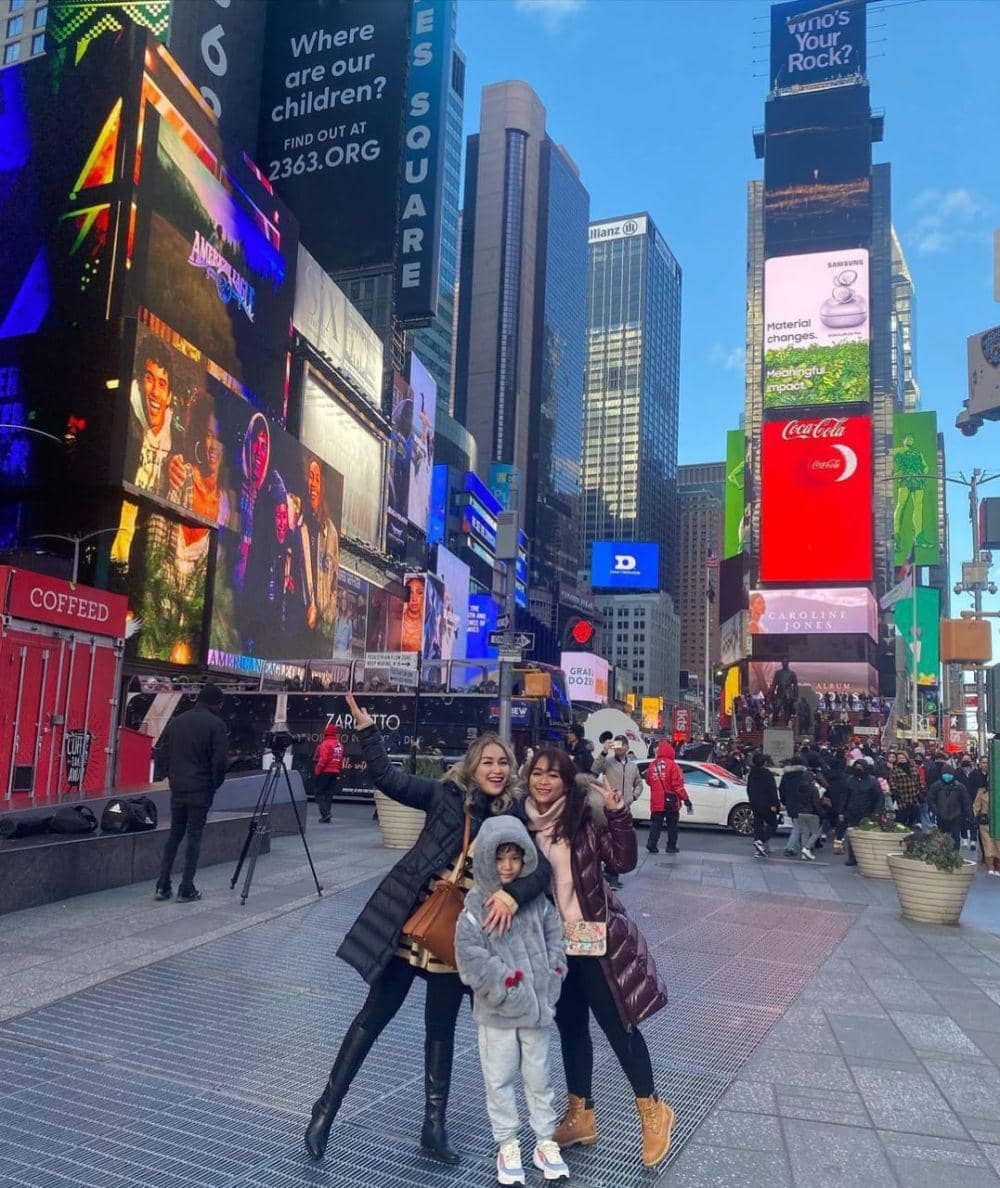 potret Ayu Ting Ting dan keluarga (instagram.com/ayutingting92)