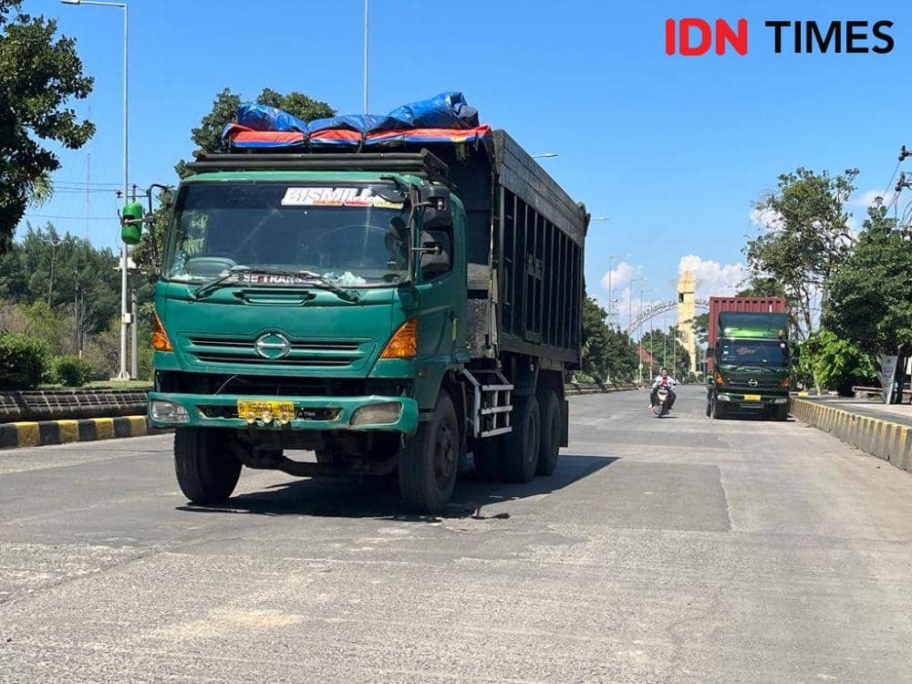 Jalan akses Pelabuhan Tanjung Emas Semarang. (IDN Times/Anggun Puspitoningrum)